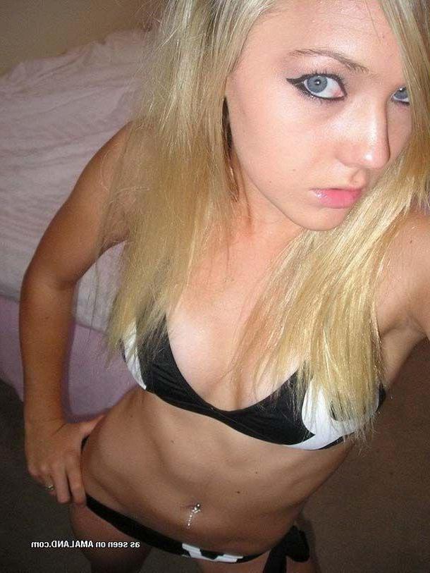 16P Pictures of a gorgeous blonde teen taking pics of herself