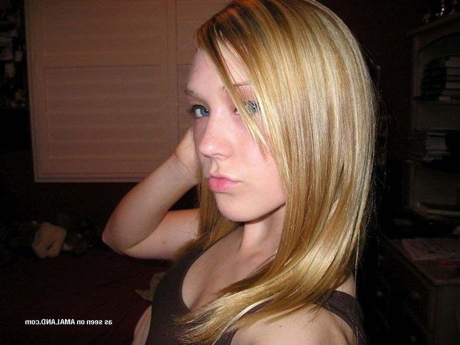 16P Pictures of a gorgeous blonde teen taking pics of herself