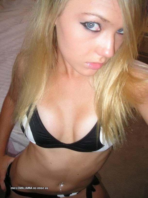16P Pictures of a gorgeous blonde teen taking pics of herself