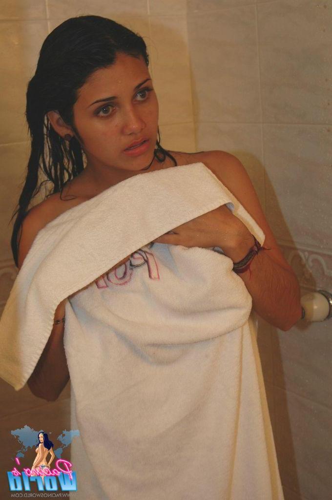 20P Pictures of a latina teen taking a shower