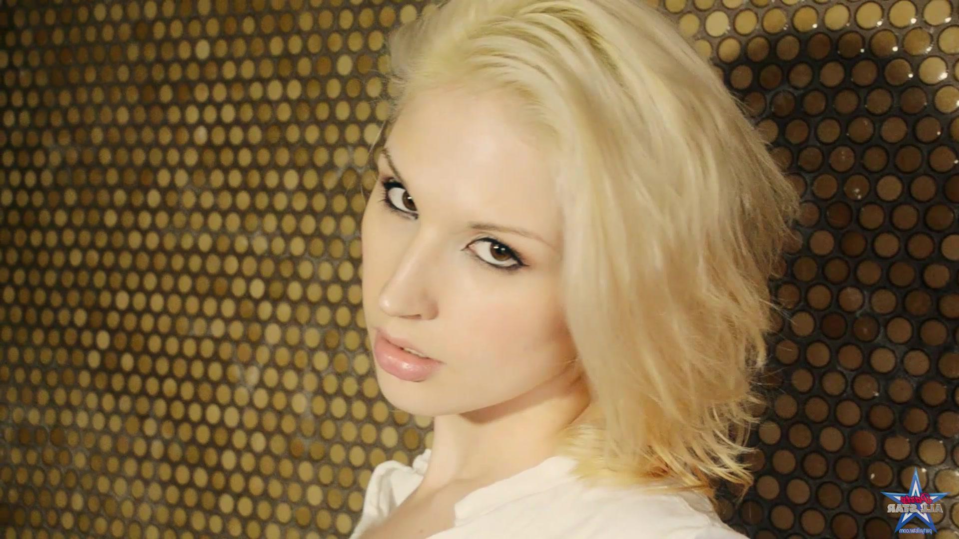 16P Stunning runway model Kohl gets wet in the shower for you