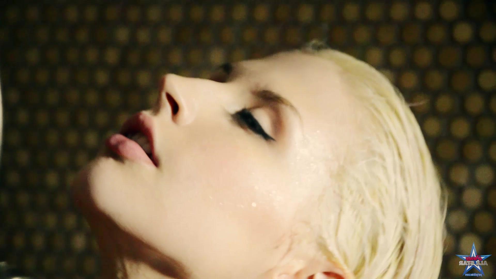 16P Stunning runway model Kohl gets wet in the shower for you
