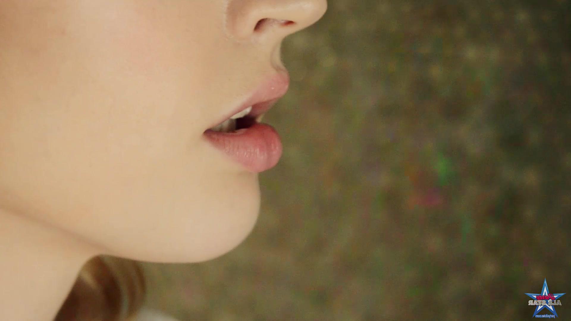 16P Stunning runway model Kohl gets wet in the shower for you
