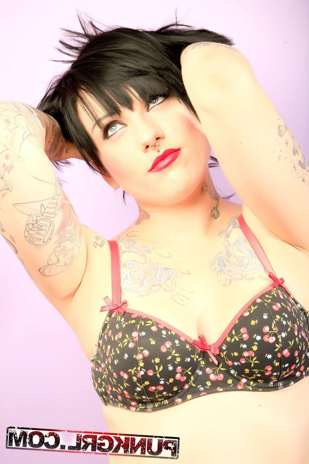 20P Pictures of a hot goth punk all naked for you