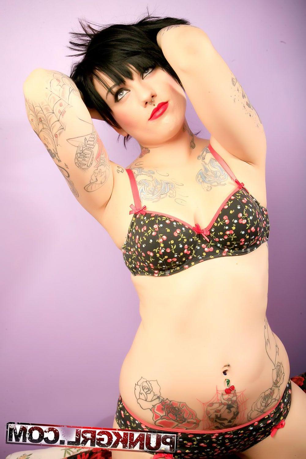 20P Pictures of a hot goth punk all naked for you