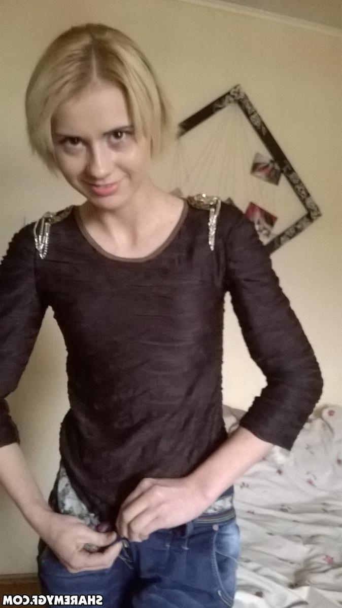 12P Skinny girlfriend strips naked and spreads her wet pussy