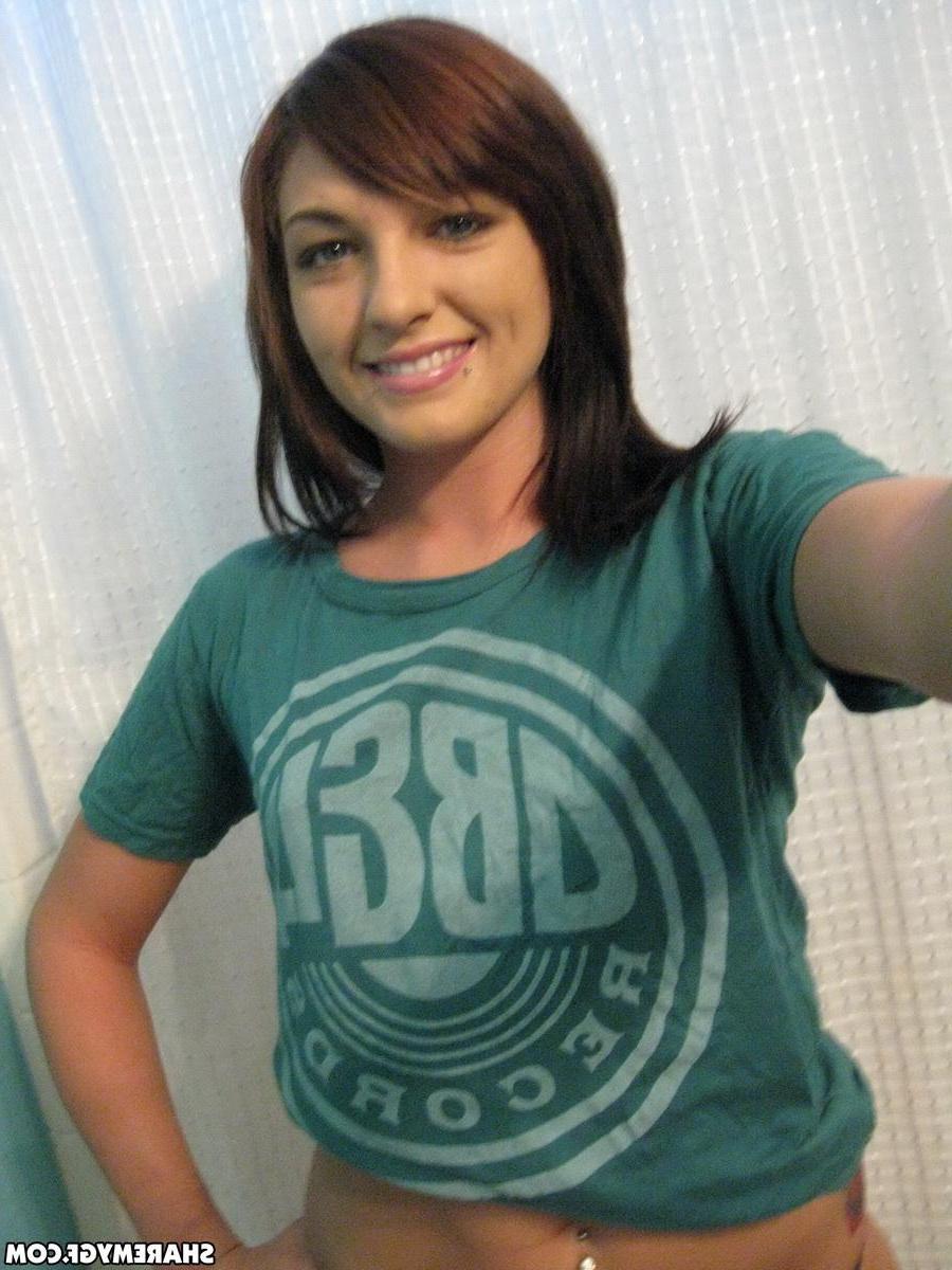 12P Hot brunette GF takes selfies of her pierced nipples and wet pussy