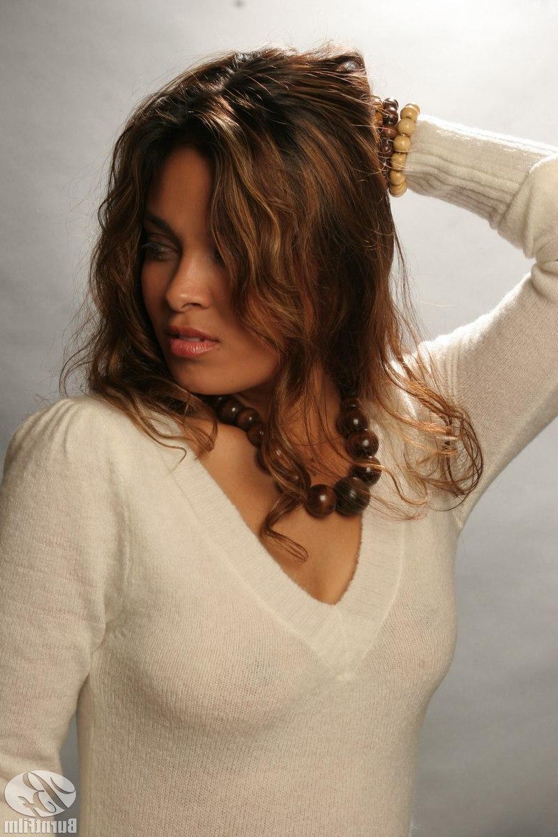 15P Sexy latina model Tereza Loren give a spicy striptease in her dress