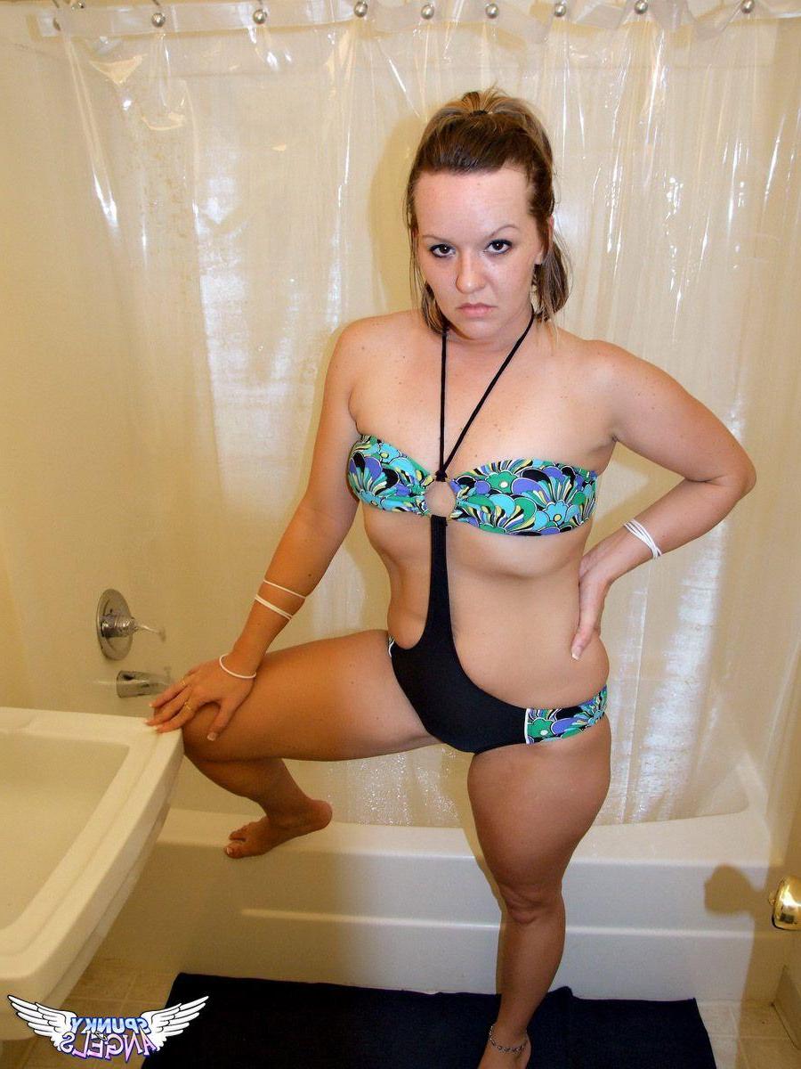 20P Pictures of Tessa getting nude and taking a shower