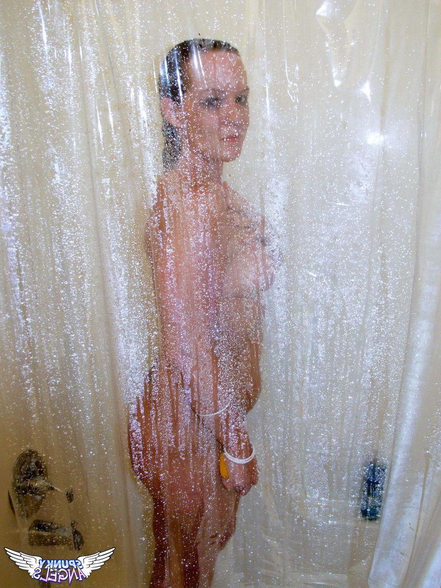 20P Pictures of Tessa getting nude and taking a shower