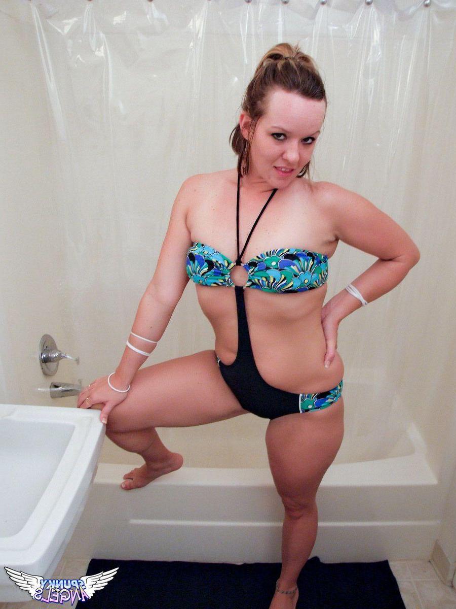 20P Pictures of Tessa getting nude and taking a shower
