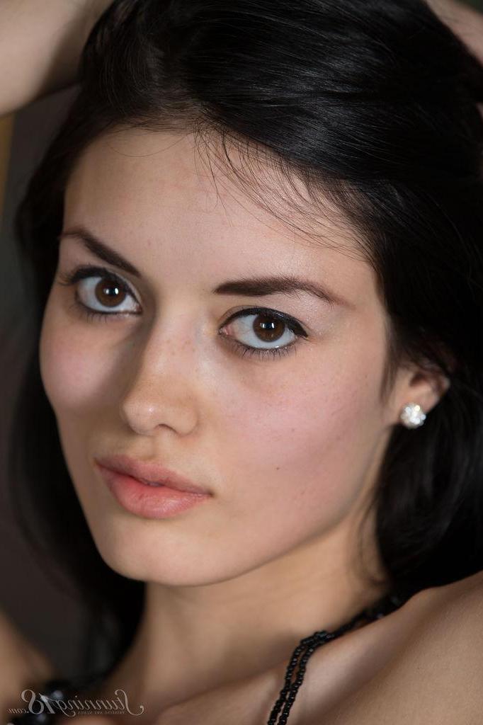 16P Brunette babe Alma shows off her hot nude body in "Animated Picture"