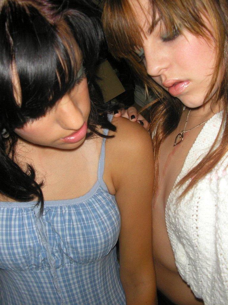 15P Pictures of two hot bi-sexual girlfriends kissing