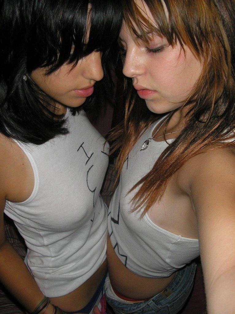 15P Pictures of two hot bi-sexual girlfriends kissing