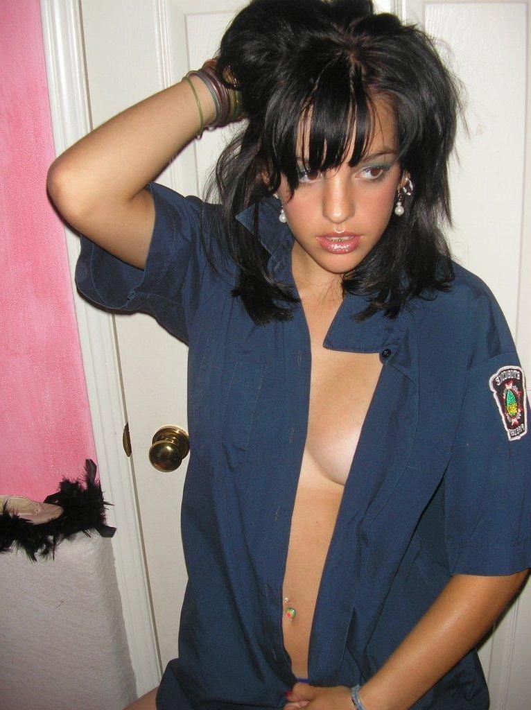 15P Pictures of two hot bi-sexual girlfriends kissing