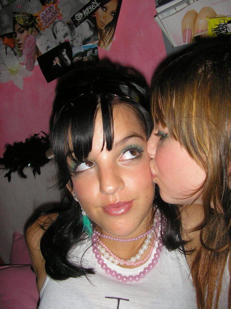 15P Pictures of two hot bi-sexual girlfriends kissing