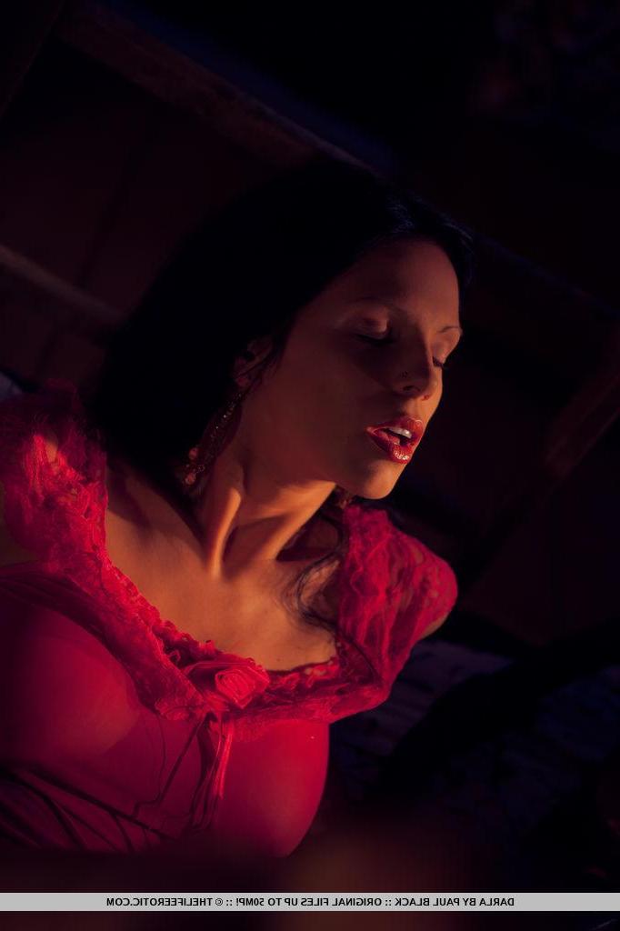 16P Erotic model Darla gives a sexy dark goth set