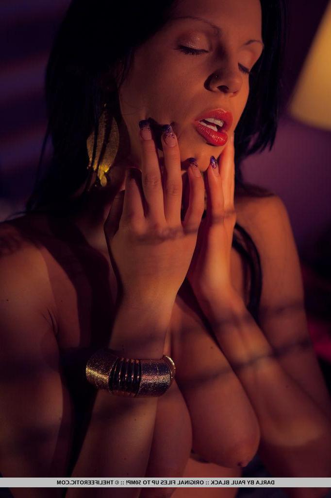 16P Erotic model Darla gives a sexy dark goth set