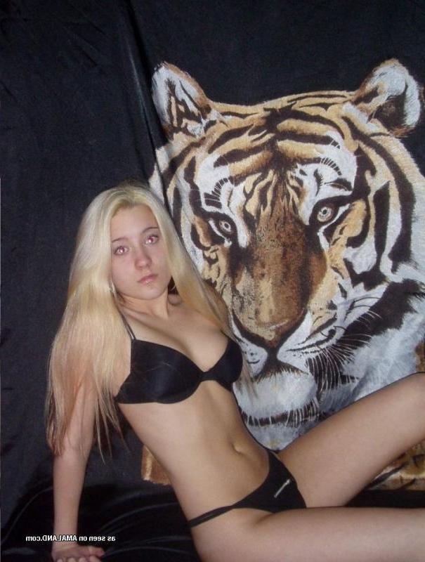 15P Picture gallery of a hot blonde girlfriend in a naughty photoshoot
