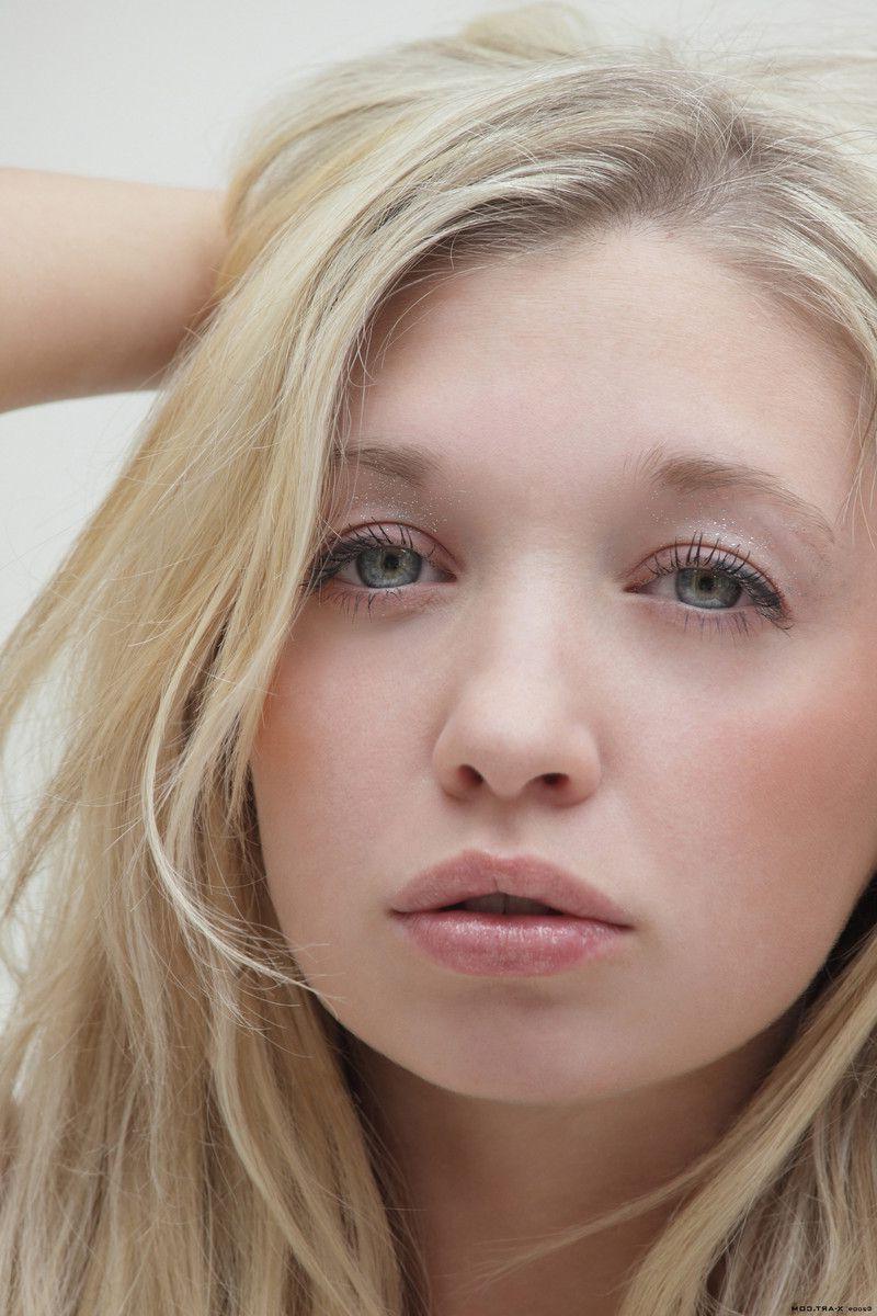 17P Pictures of a tight blonde teen givign you her hot body