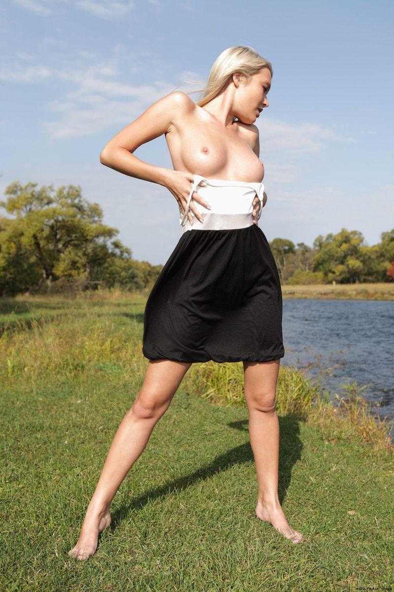 17P Pictures of a hot blonde teen nude and spreading outside