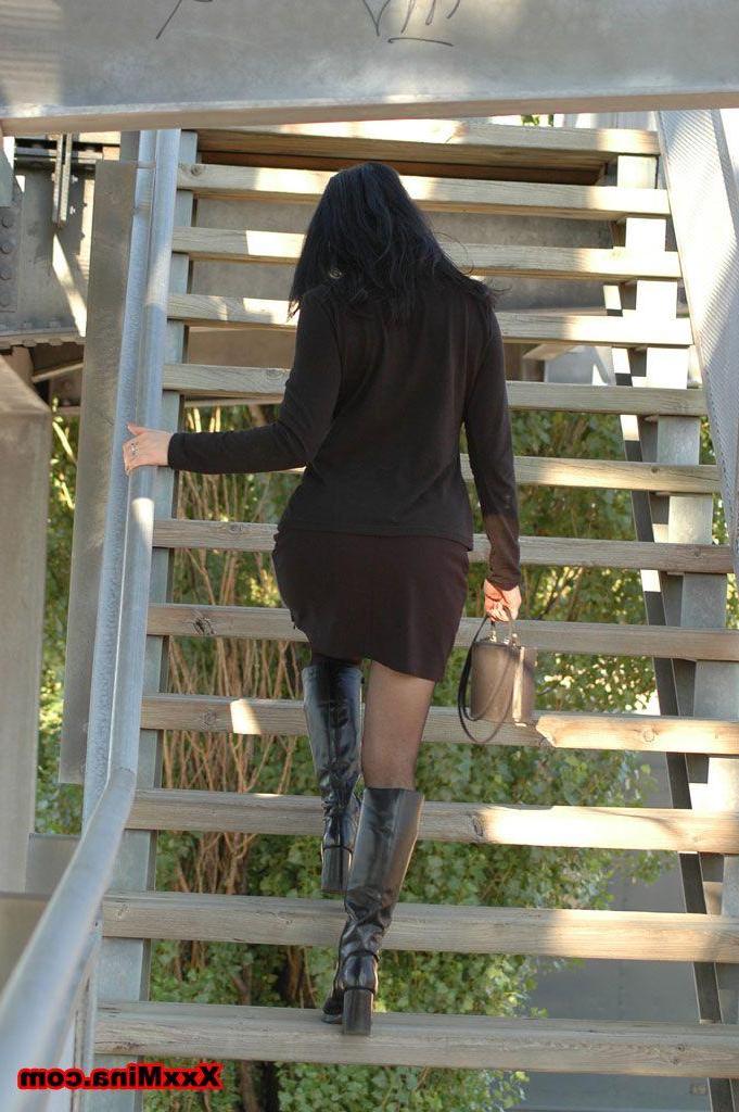 14P Pictures of XXX Mina exposing her pussy in public