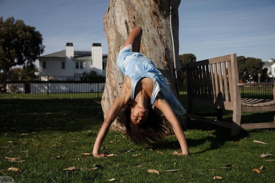 8P Ebony girl Bell Richardson flashes and stretches in public