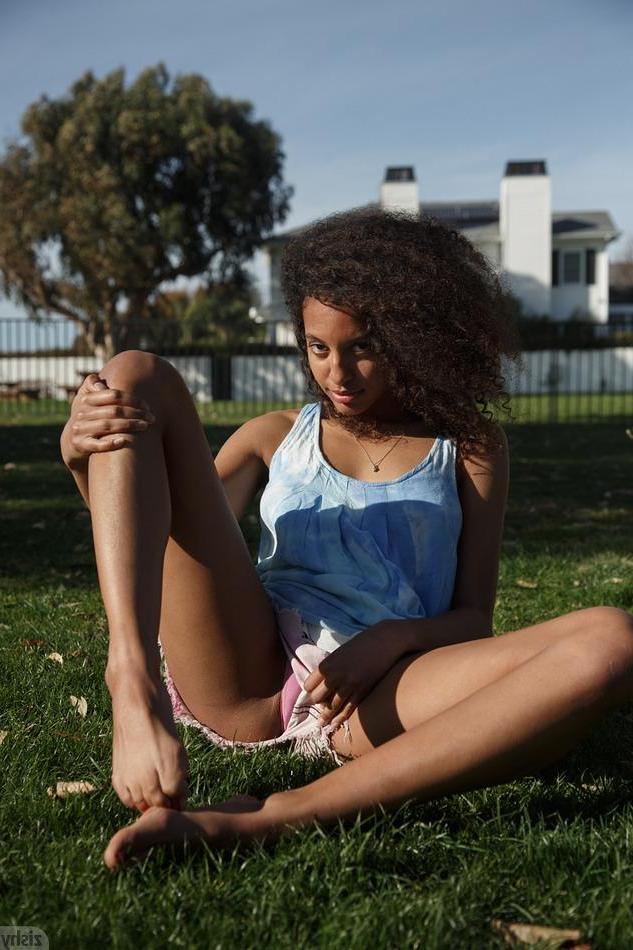 8P Ebony girl Bell Richardson flashes and stretches in public
