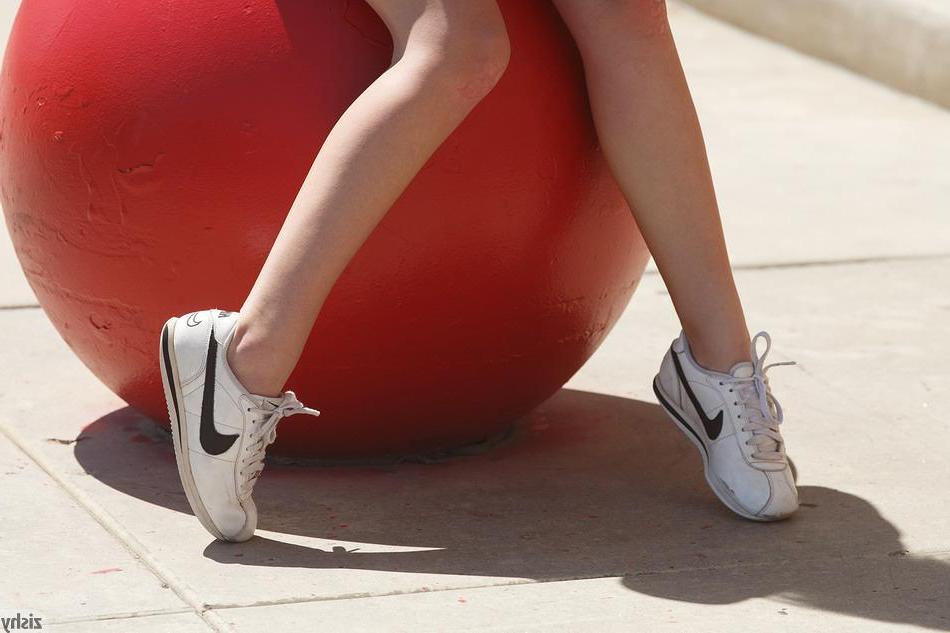 8P Alt teen Skylar Anke teases in public