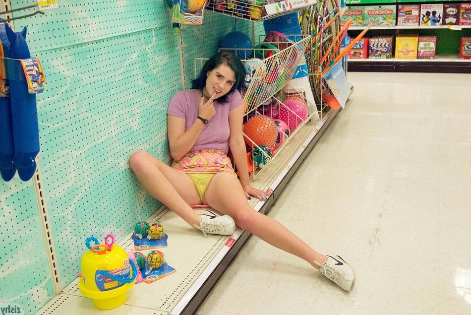 8P Alt teen Skylar Anke teases in public