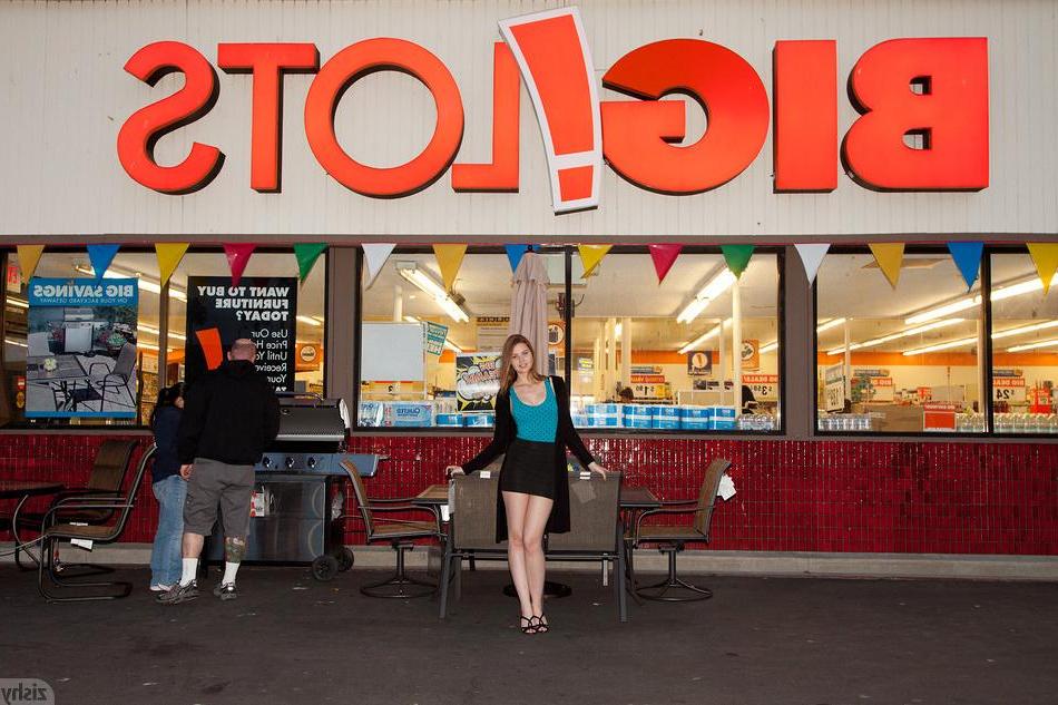 8P Hot coed Lindsay Bare loves being a cock-tease in public