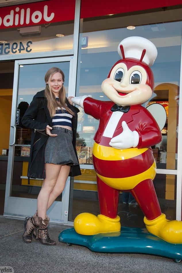 8P Blonde amateur Gloria Paquette flashes and teases in public