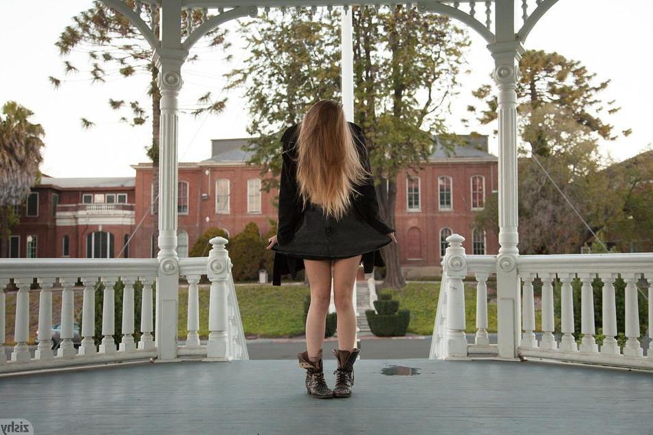 8P Blonde amateur Gloria Paquette flashes and teases in public