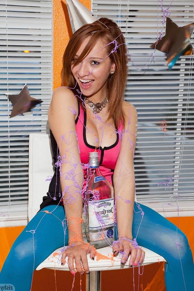 8P Redhead teen Madison Luvv has a special Christmas present for you