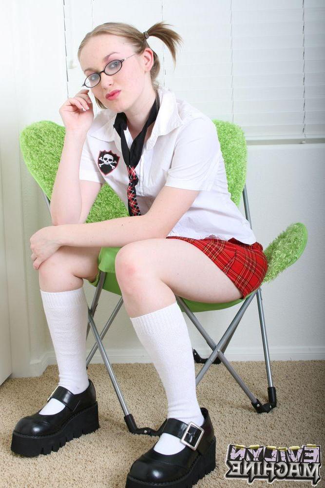 18P Pictures of teen schoolgirl Evilyn Machine exposing herself to you