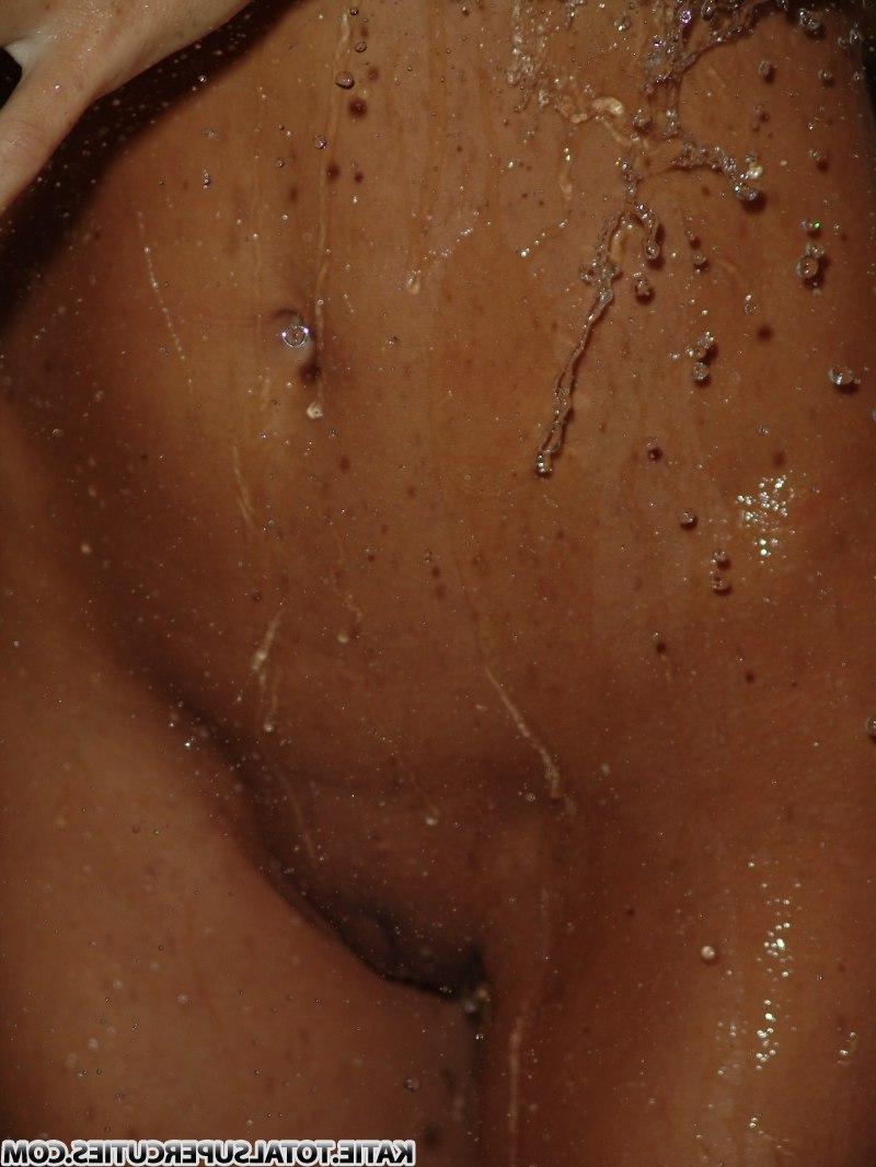 20P Pictures of Katie getting her self all wet in the shower