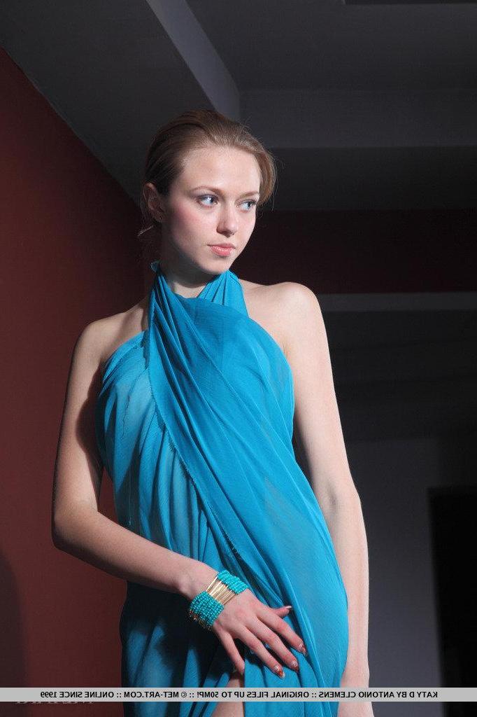 18P Pictures of stunning teen Katy D stripping completely naked