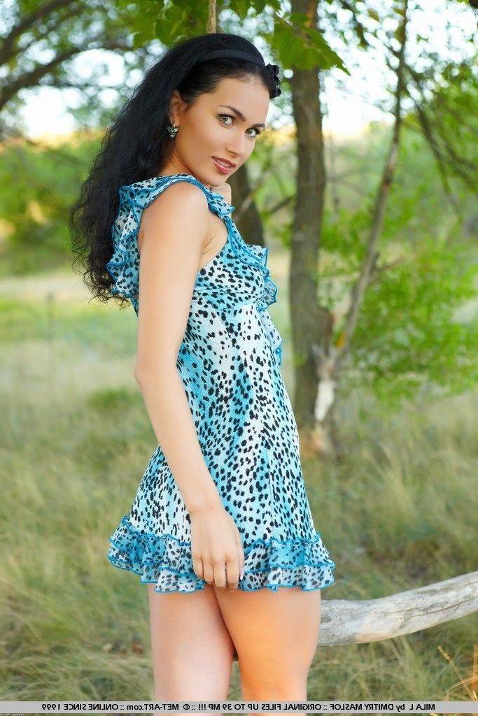 18P Pictures of teen hottie Mila L naked outside