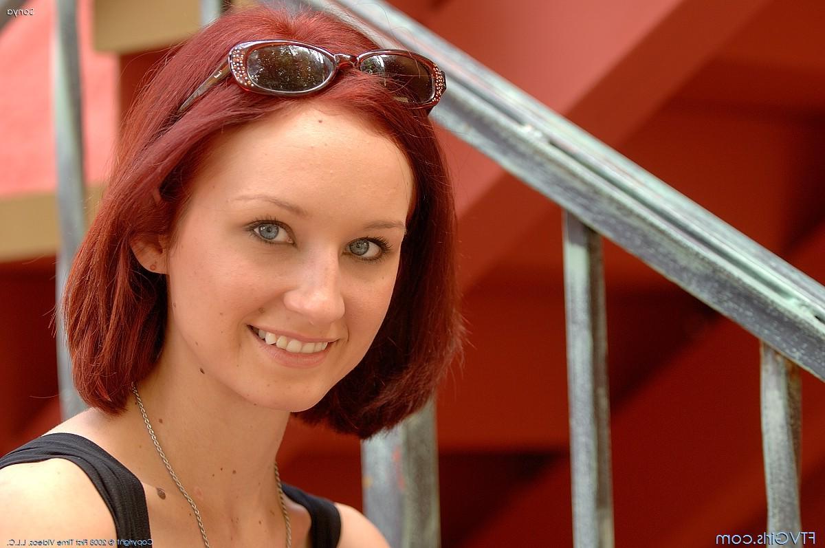 20P Pictures of Sonya stripping in public