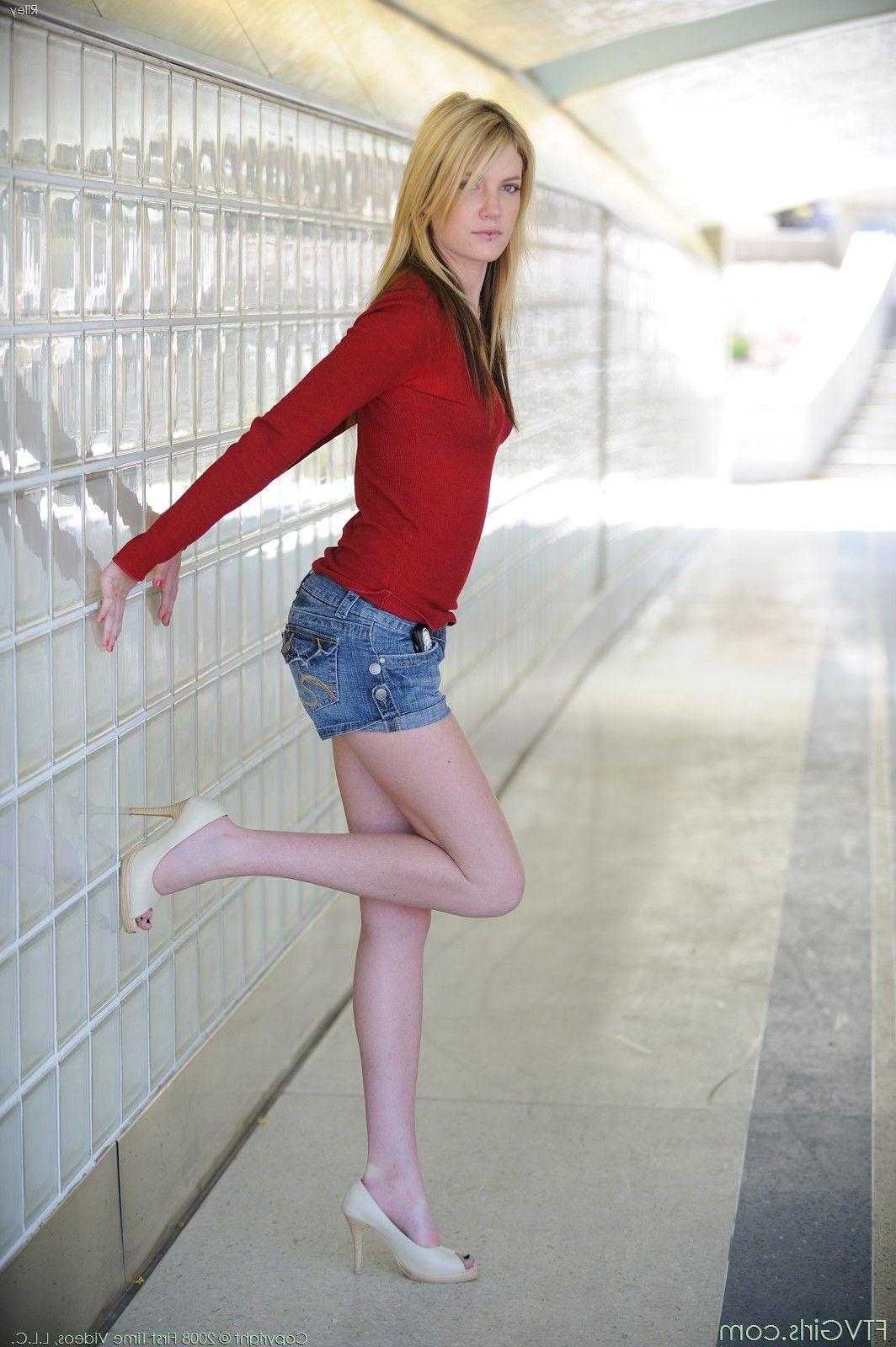 20P Pictures of Riley Rae getting naked in public