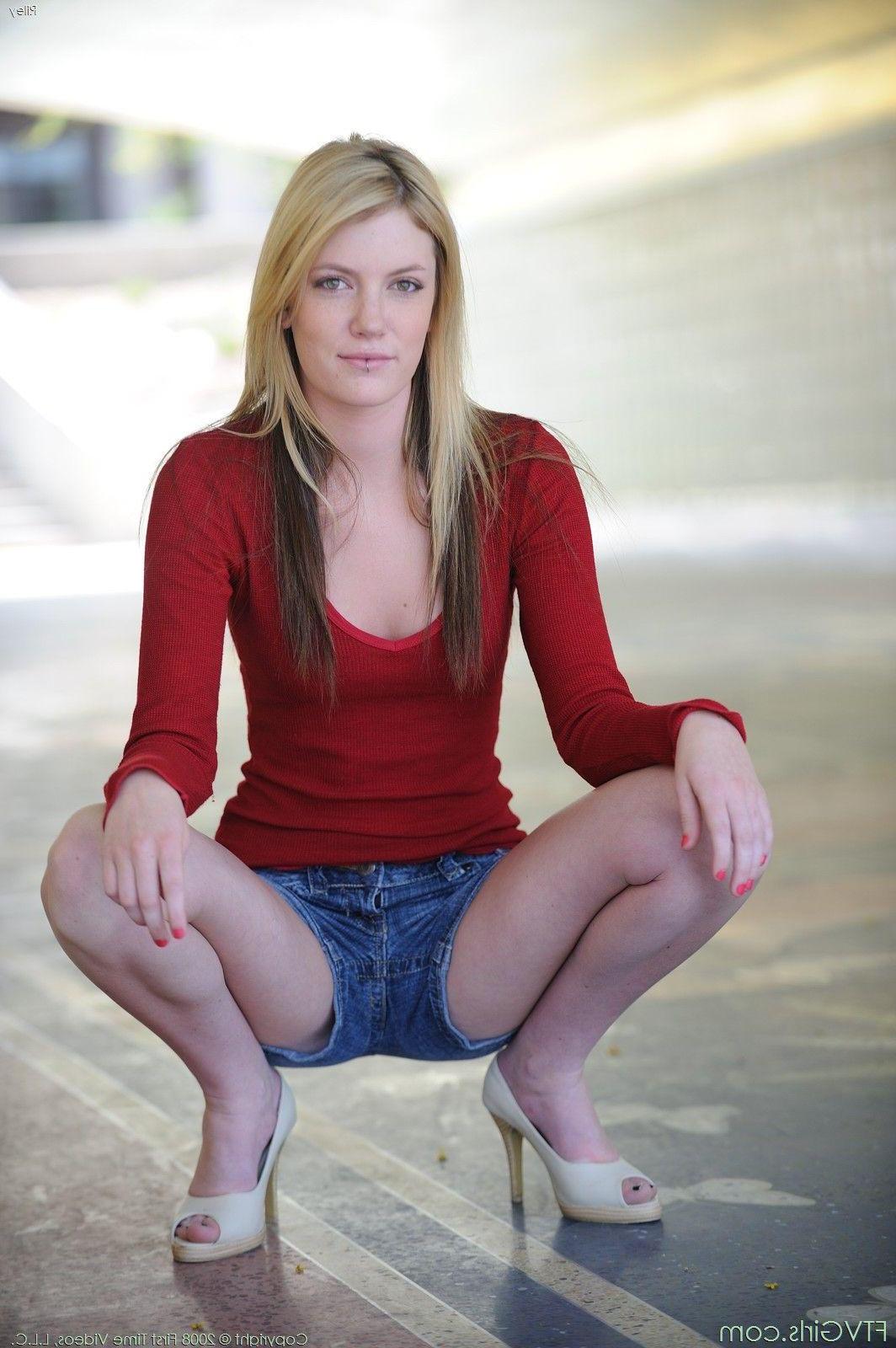 20P Pictures of Riley Rae getting naked in public
