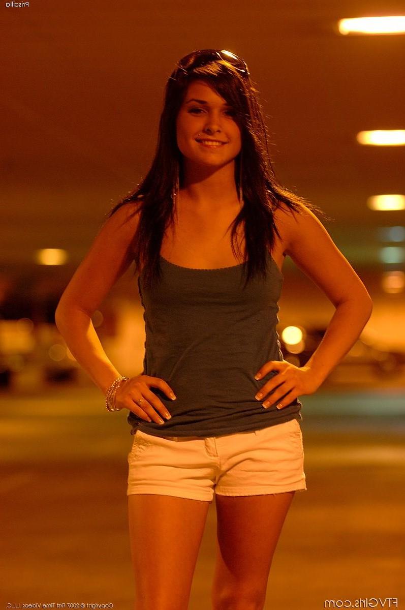 20P Pictures of a teen girl flashing in public