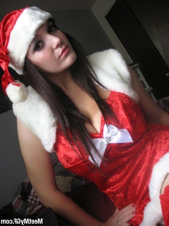 15P Pictures of a stunning gf ready for Christmas