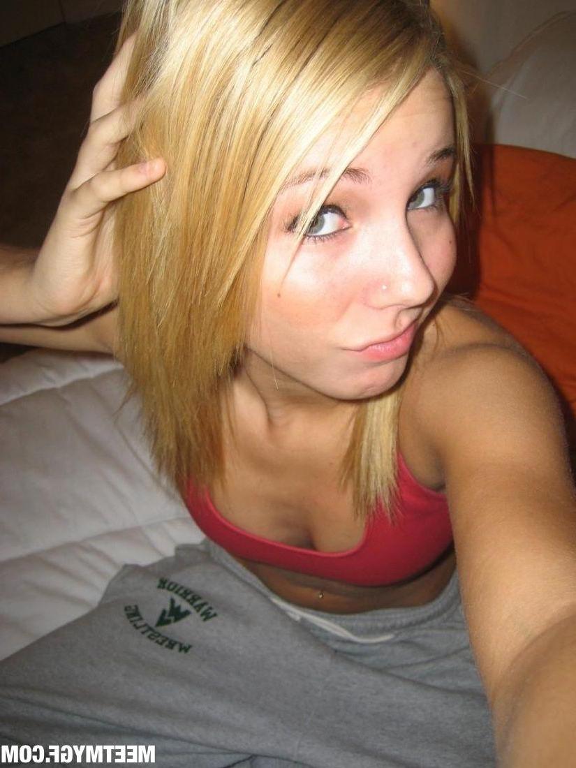 16P Pictures of a sexy blond gf taking pics of herself