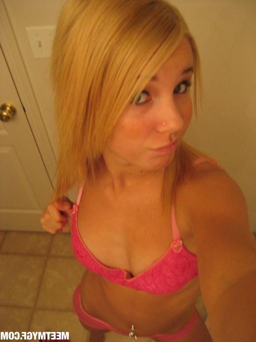 16P Pictures of a sexy blond gf taking pics of herself
