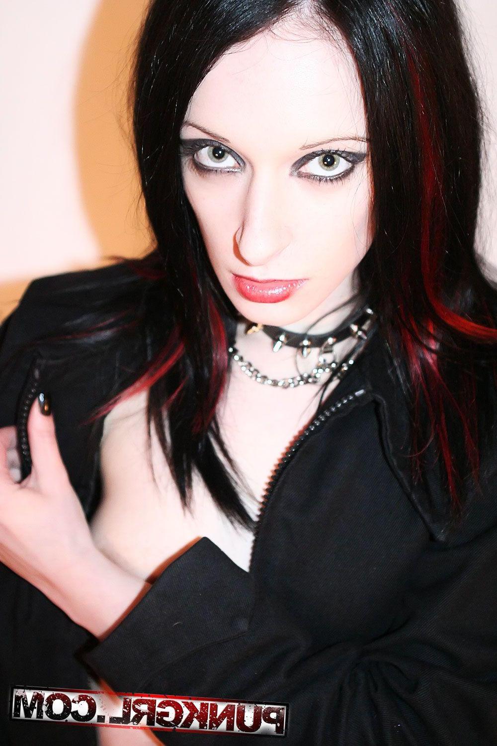 18P Pictures of hot goth teen Roxy waiting for your cock