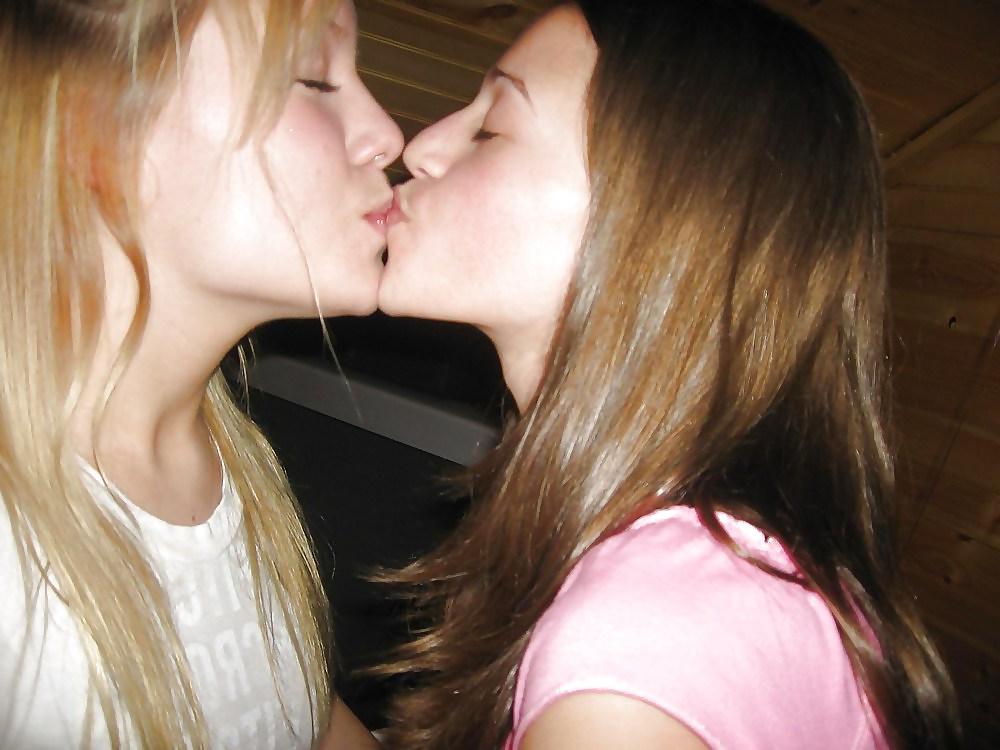 15P Girl Kissing girl 05