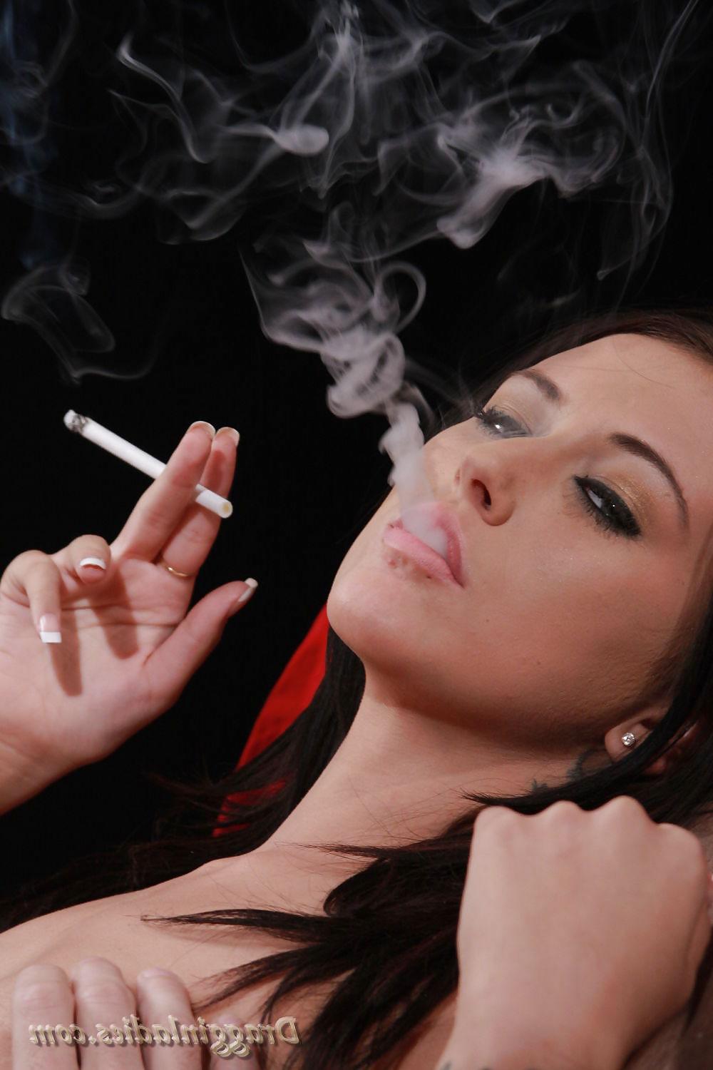 24P Alexis Grace  - Smoking Fetish at Dragginladies