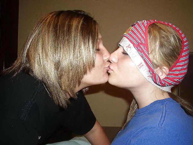 25P Amateur teens - kissing