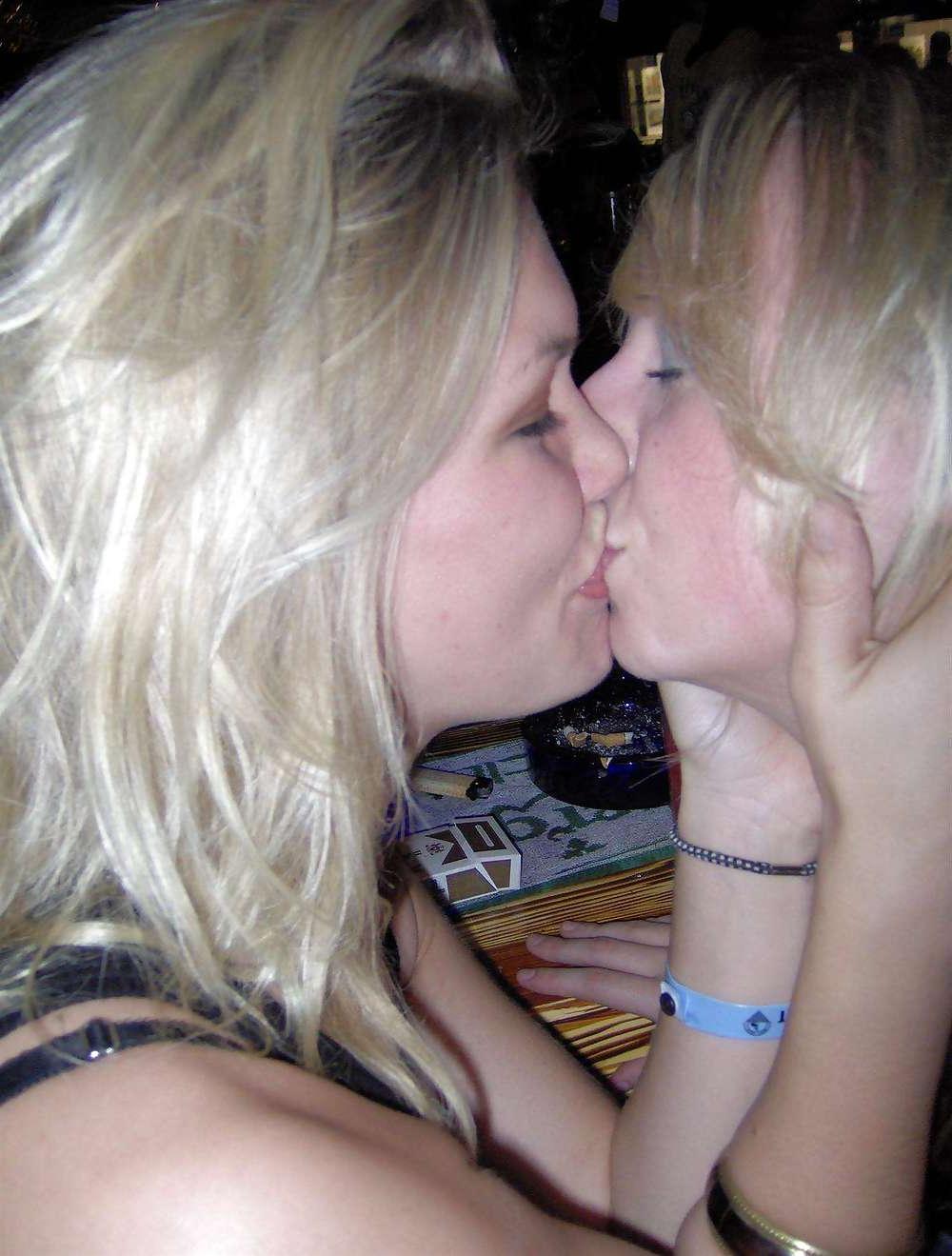 25P Amateur teens - kissing